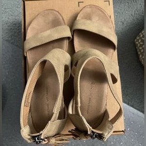 AV Tan Wedges
